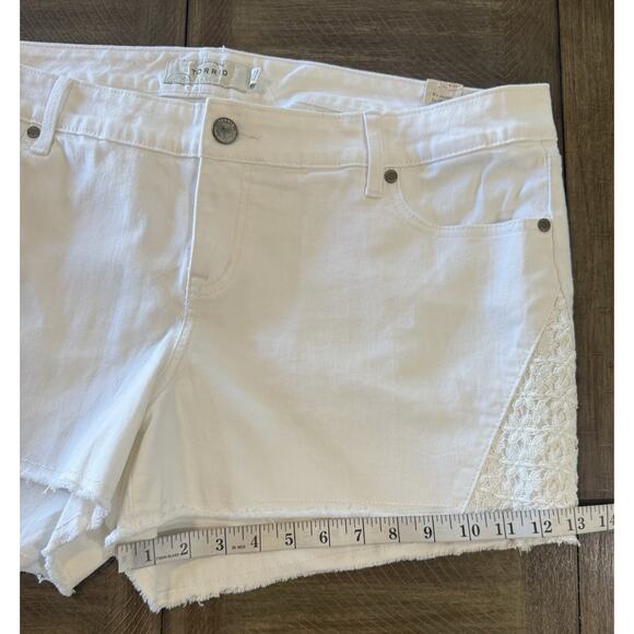 NWT Torrid Distressed White Denim Shorts W/ Crochet Lace Inset Sides Size 18 NEW - Picture 14 of 16